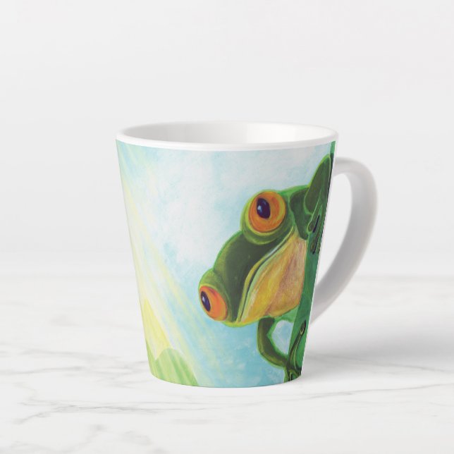Taza De Café Latte Rana verde atrapando algunos rayos (Ángulo derecho)