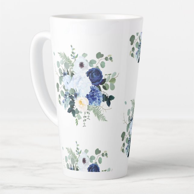 Taza De Café Latte Ranunculus Anemone Hydrangea Rosa Fondo blanco (Ángulo izquierdo)