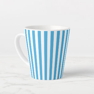 Taza De Café Latte Rayas verticales blancas y azul bebé claro clásica