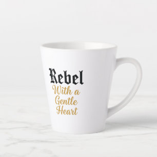 Taza De Café Latte Rebelde con diseño de tipografía cardíaca suave
