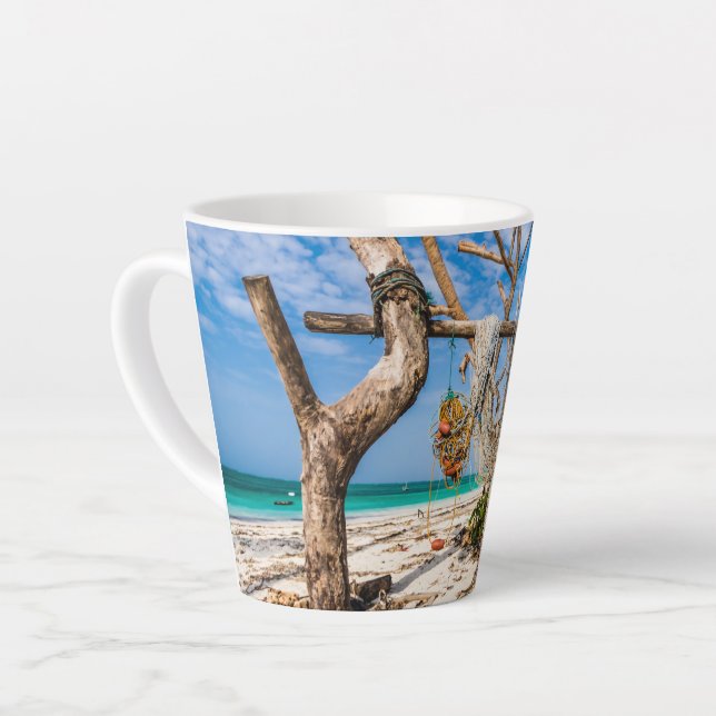 Taza De Café Latte Redes de pesca que se secan en la playa (Ángulo izquierdo)