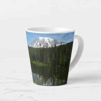 Taza De Café Latte Reflejo del lago del Monte Rainier con flores silv