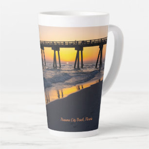 Taza De Café Latte Reflexiones sobre el atardecer en la playa de la C