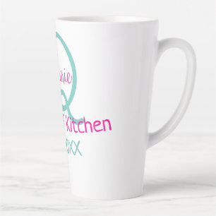 Taza De Café Latte Reina de la cocina monograma minimo verde rosa sim