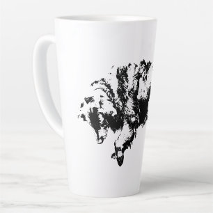 Taza De Café Latte Reloj silencioso bajo luz de octubre