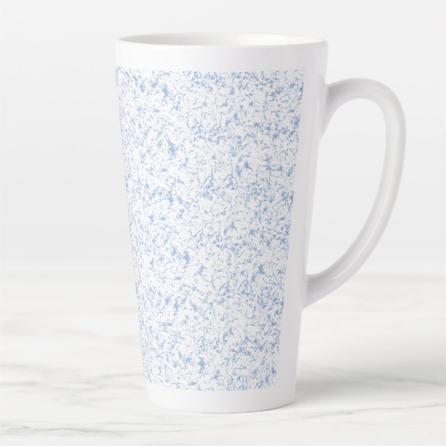 Taza De Café Latte Repetida, sutil, texturada, con fondo blanco (Derecha)