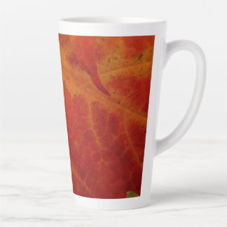 Taza De Café Latte Resumen de la hoja de arce roja Fotografía de la n