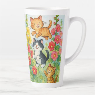 Taza De Café Latte Rociando gatos de campo en los jardines