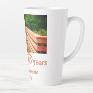 Taza De Café Latte rojo o lazo vitorear 60 años aniversario de boda