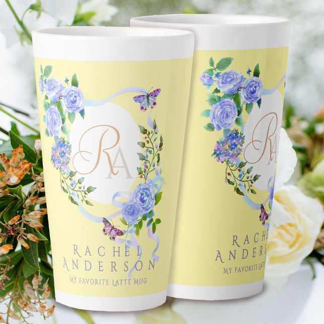 Taza De Café Latte Rosa azul Moda de cinta monograma lata amarilla (Romantic Blue Rose Ribbon Monogram Yellow Latte Mug.)