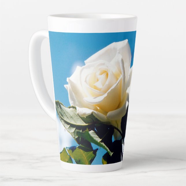 Taza De Café Latte Rosa blanca bajo cielo azul (Ángulo izquierdo)