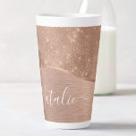 Taza De Café Latte Rosa metálico Purpurina de oro personalizado<br><div class="desc">Personalice fácilmente este mechón de latte con motivos de purpurina metalizado y glamoroso con su propio nombre personalizado.</div>