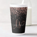Taza De Café Latte Rosa Oro Rubor Purpurina rosa Glam Monograma Nombr<br><div class="desc">Glam Rosa Purpurina Oro Elegante Monograma Latte Mug. Personaliza fácilmente este diseño de tazas de latte de moda a la moda con un elegante purpurina brillante de oro rosa sobre un fondo negro. El diseño incluye su monograma manuscrito con remolques de bonito y su nombre.</div>