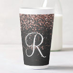 Taza De Café Latte Rosa personalizado Purpurina de oro Monograma de e<br><div class="desc">Personaliza fácilmente este elegante diseño de pulsera de latte con un purpurina rosa de oro brillante sobre un fondo metálico negro cepillado.</div>