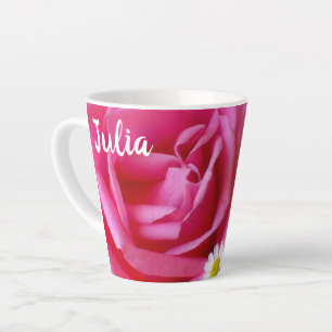 Taza De Café Latte Rosa rosado caliente y foto en blanco