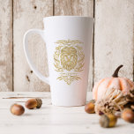 Taza De Café Latte Rótulo Zodiac León de Oro Astrología | Monograma<br><div class="desc">Ideales para desear un feliz día a tus amigos y familia por su cumpleaños. Falso Relieve metalizado de oro zodiac en el frente con el nombre de los receptores, el cumpleaños y los rasgos de la personalidad del signo zodiaco en la parte trasera. Agregue la redacción de su personalizado a...</div>
