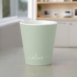 Taza De Café Latte Sage Green Minimalista Moderno Monograma elegante<br><div class="desc">Presentamos nuestra elegante colección de monogramas Minimalistas y ecológicos: eleve su estética con serenidad sofisticada y elegancia intemporal. Nuestra colección muestra diseños minimalistas en un ambiente tranquilo y verde, complementado con refinados monogramas adaptados a su estilo personal. Desde papel pulido hasta accesorios versátiles, cada pieza de nuestra colección está meticulosamente...</div>