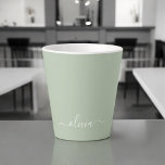 Taza De Café Latte Sage Green Minimalista Moderno Monograma elegante<br><div class="desc">Presentamos nuestra elegante colección de monogramas Minimalistas y ecológicos: eleve su estética con serenidad sofisticada y elegancia intemporal. Nuestra colección muestra diseños minimalistas en un ambiente tranquilo y verde, complementado con refinados monogramas adaptados a su estilo personal. Desde papel pulido hasta accesorios versátiles, cada pieza de nuestra colección está meticulosamente...</div>