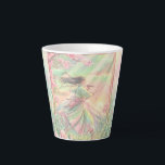 Taza De Café Latte Sakura Samourai japonaise tasse latte<br><div class="desc">Elle danse entre les fleurs. Elle combat pour la lumière. Guerrière Sakura est une illustration féerique d'une femme samouraï entourée de roses roses et de cerisiers en fleurs, baignée d'une lumière dorée et pastel. Une œuvre qui célèbre la force douce et la grâce féminine. She dances among the flowers. She...</div>