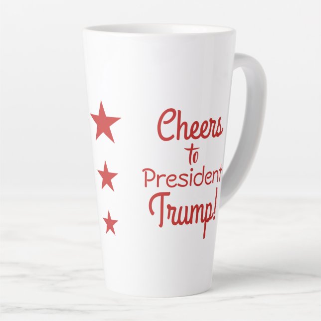 Taza De Café Latte ¡Salud al presidente Trump! (Ángulo derecho)