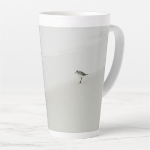 Taza De Café Latte Sandpiper costero en la playa