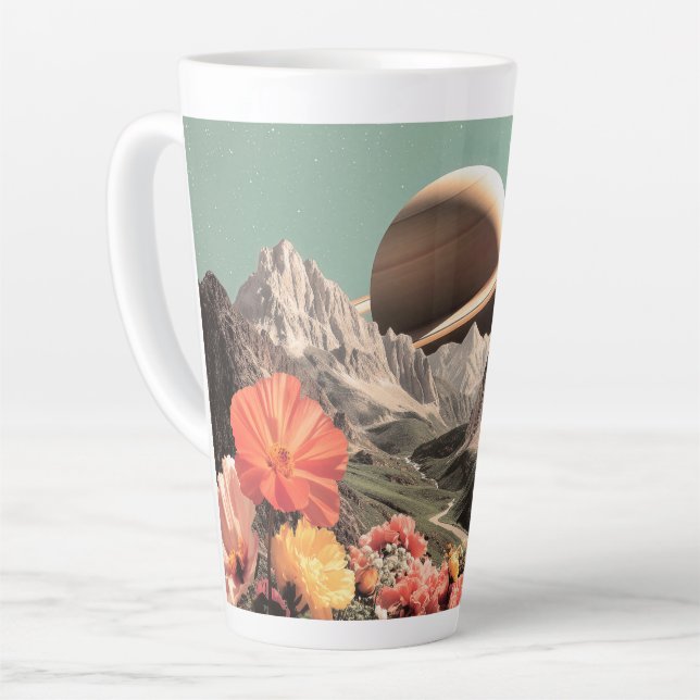 Taza De Café Latte Saturno Surreal Sobre el Valle de la Montaña (Ángulo izquierdo)