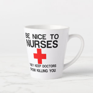 TAZA DE CAFÉ LATTE SEA AGRADABLE CON LAS ENFERMERAS QUE MANTIENEN MÉD