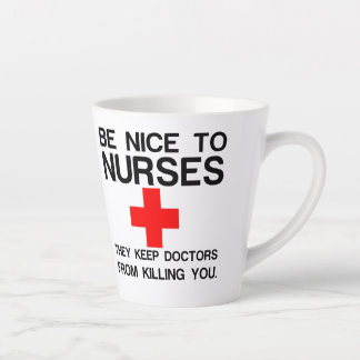 TAZA DE CAFÉ LATTE SEA AGRADABLE CON LAS ENFERMERAS QUE MANTIENEN MÉD