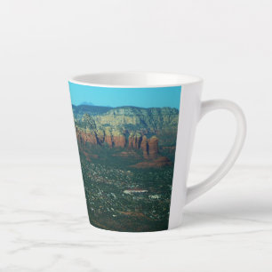 Taza De Café Latte Sedona y la roca de la olla de café desde arriba