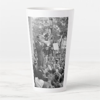 Taza De Café Latte Senador Robert Kennedy haciendo campaña para Presi