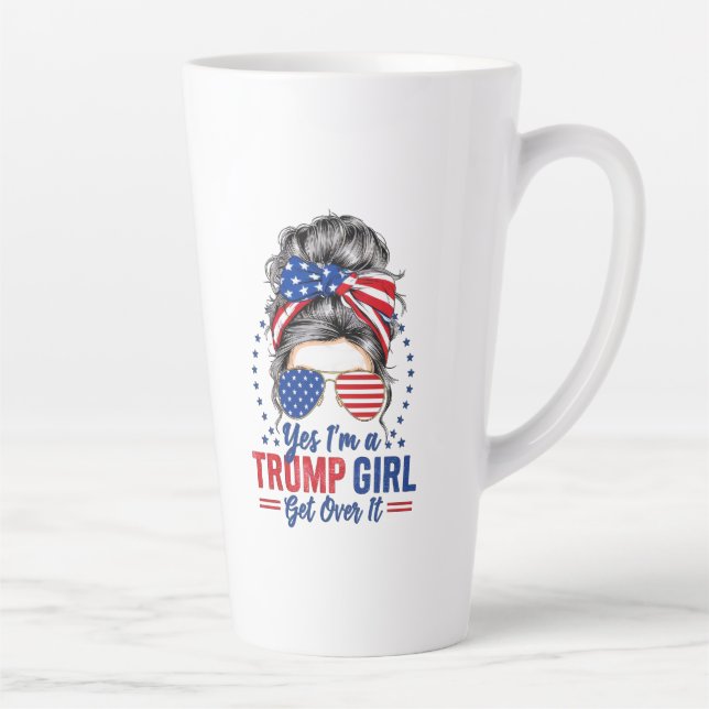Taza De Café Latte Sí, yo soy un Chica de Trump que lo supere (Derecha)