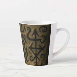 Taza De Café Latte Sillas latentes con ramas antiguas