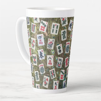 Taza De Café Latte Símbolos de Mahjong sobre fondo de plumaje de pavo