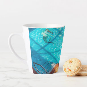 Taza De Café Latte Sirena en una piscina