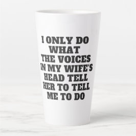 Taza De Café Latte Sólo hago lo que las voces en la cabeza de mi espo