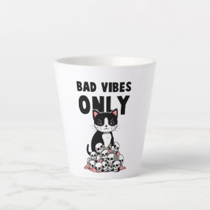 Taza De Café Latte Sólo vibraciones malas: gatos y cráneos
