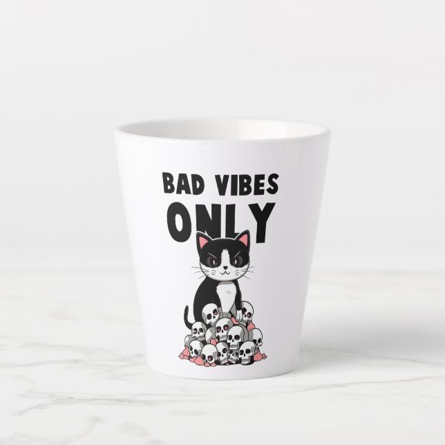 Taza De Café Latte Sólo vibraciones malas: gatos y cráneos (Anverso)