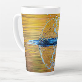 Taza De Café Latte Splash en la noche de otoño