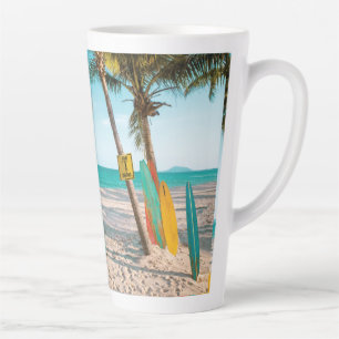 Taza De Café Latte Surf board en la playa tirando almohada
