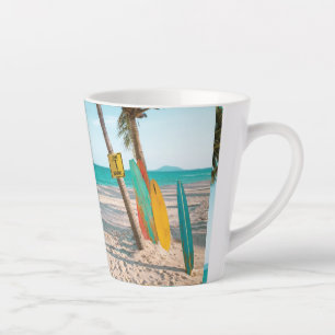 Taza De Café Latte Surf board en la playa tirando almohada