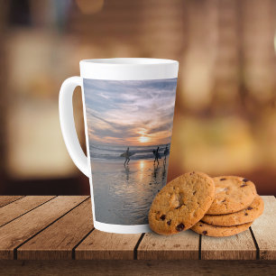 Taza De Café Latte Surfistas de California al atardecer