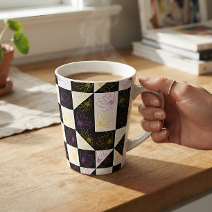 Taza De Café Latte Tablero de ajedrez estético de margarita morada y