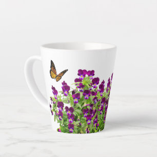 Taza De Café Latte Taza de latte con flor de pensamiento púrpura