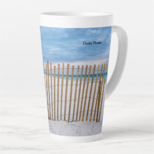 Taza De Café Latte Taza Latte Amanecer Cerca de la Valla de Madera en