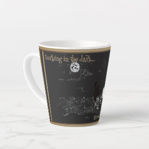 Taza De Café Latte Taza pequeña de latte escondida en la oscuridad