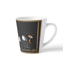 Taza pequeña de latte escondida en la oscuridad