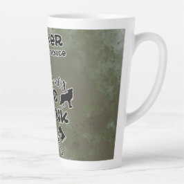 Taza De Café Latte Tema humorístico del camping ebrio