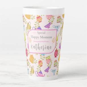 Taza De Café Latte Tetera y pepitas rosadas en los jardines