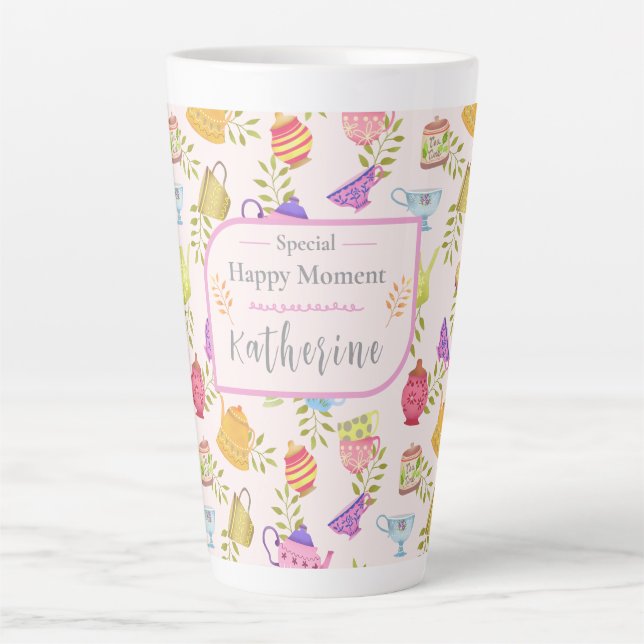 Taza De Café Latte Tetera y pepitas rosadas en los jardines (Anverso)