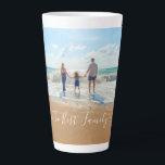 Taza De Café Latte Texto de Latte Mug de la foto de tu familia - La m<br><div class="desc">Personalizado Fotografías Latte Mugs con texto - La mejor familia - Única tu propio diseño - Familia personalizada / Papá / Mamá / Amigos o Regalo personal Latte Mug - Añadir tu foto / o texto - Redimensionar y mover o eliminar / añadir elementos - imagen / texto con herramienta...</div>